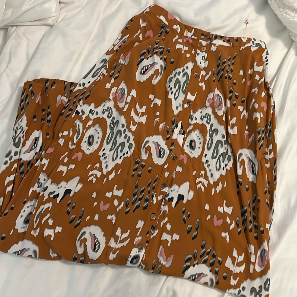 Buttoned skirt.